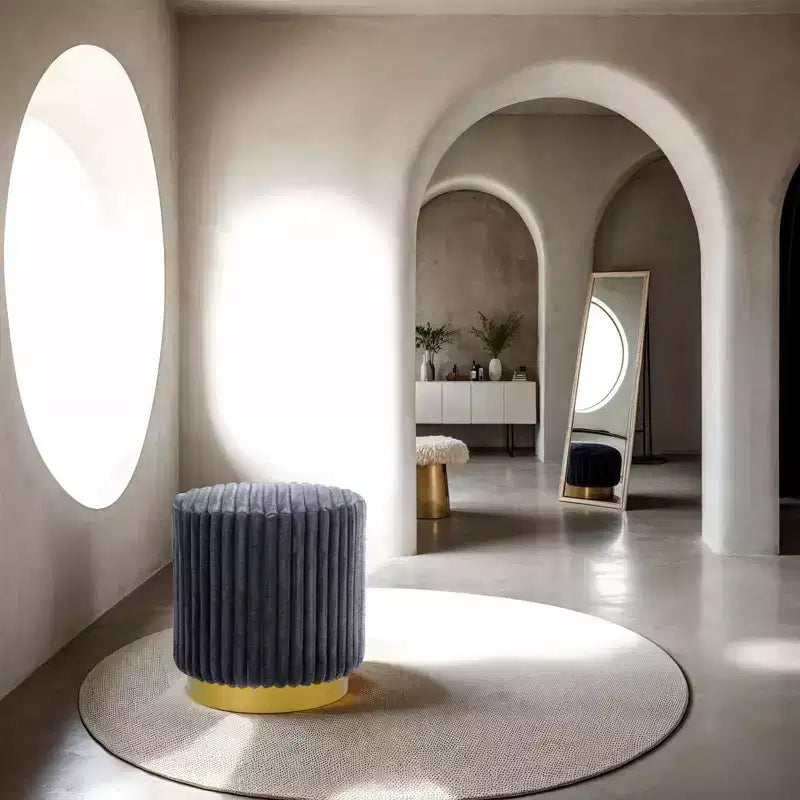 Sgabello accentato rotondo da 16 pollici, pouf in tessuto simile a pelliccia trapuntato con base in acciaio inossidabile dorato, pouf con imbottitura a canali per soggiorno, camera da letto, grigio