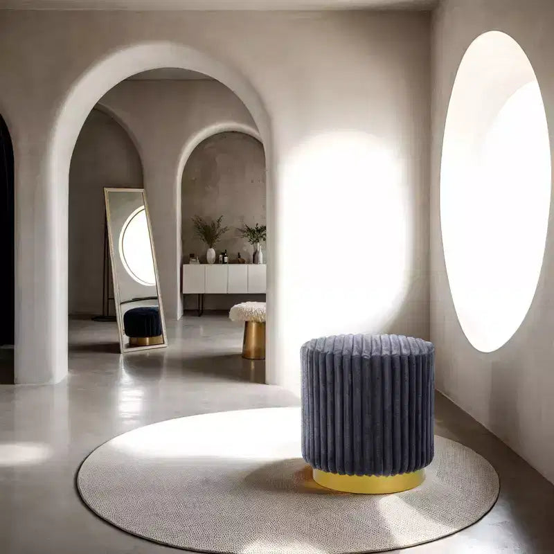 Sgabello accentato rotondo da 16 pollici, pouf in tessuto simile a pelliccia trapuntato con base in acciaio inossidabile dorato, pouf con imbottitura a canali per soggiorno, camera da letto, grigio
