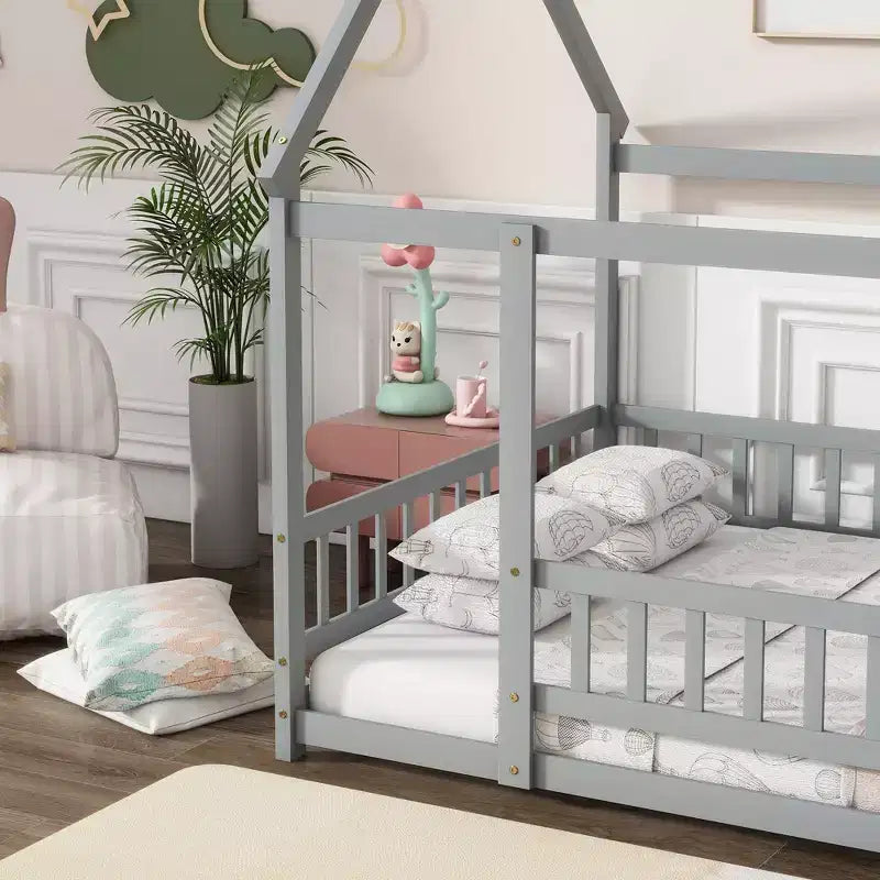 Letto a capanna a grandezza naturale con tetto, sponde di sicurezza, letto a capanna in legno con recinzione, non è richiesta la rete a doghe