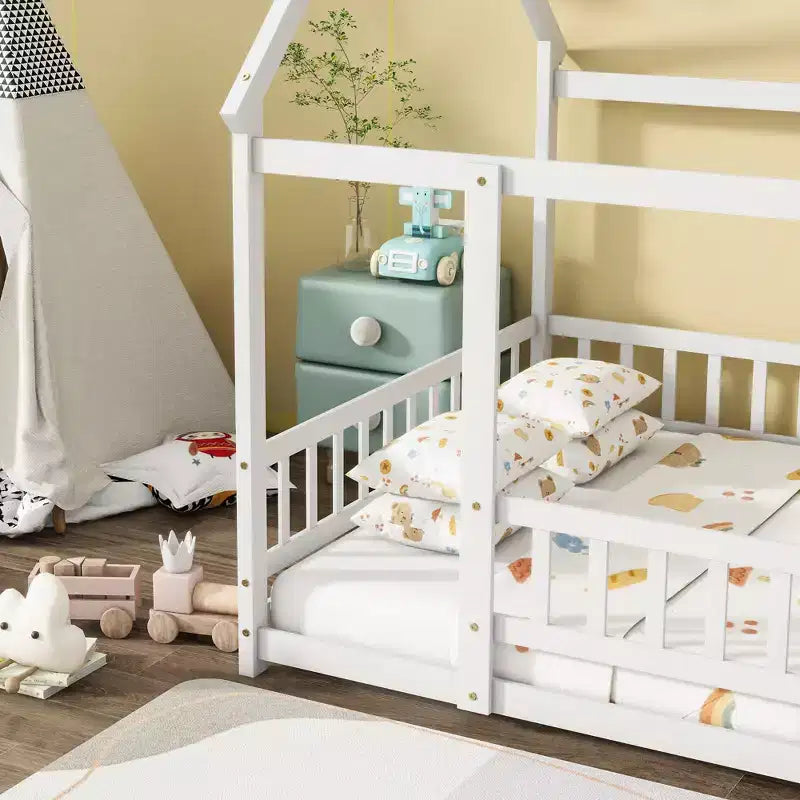 Letto a capanna a grandezza naturale con tetto, sponde di sicurezza, letto a capanna in legno con recinzione, non è richiesta la rete a doghe